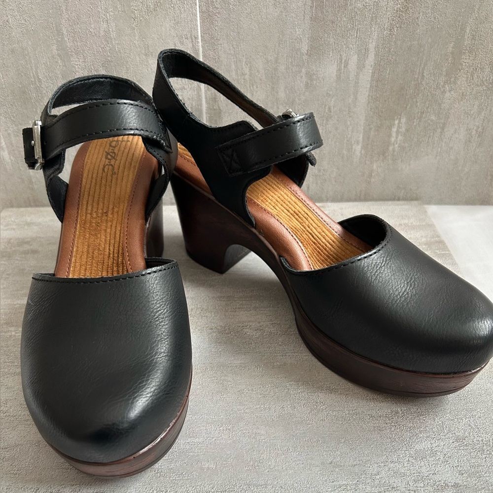 Boc Black Clogs closed toe Woman’s Size 7M